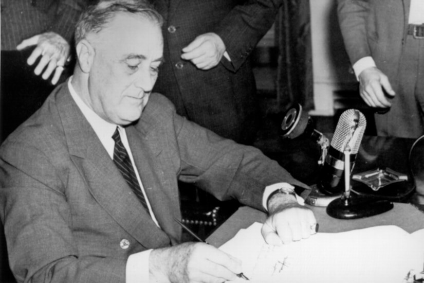 Tổng thống Franklin D. Roosevelt ký Đạo luật Huấn luyện và Phục vụ Có chọn lọc thành luật vào ngày 16 tháng 9 năm 1940.