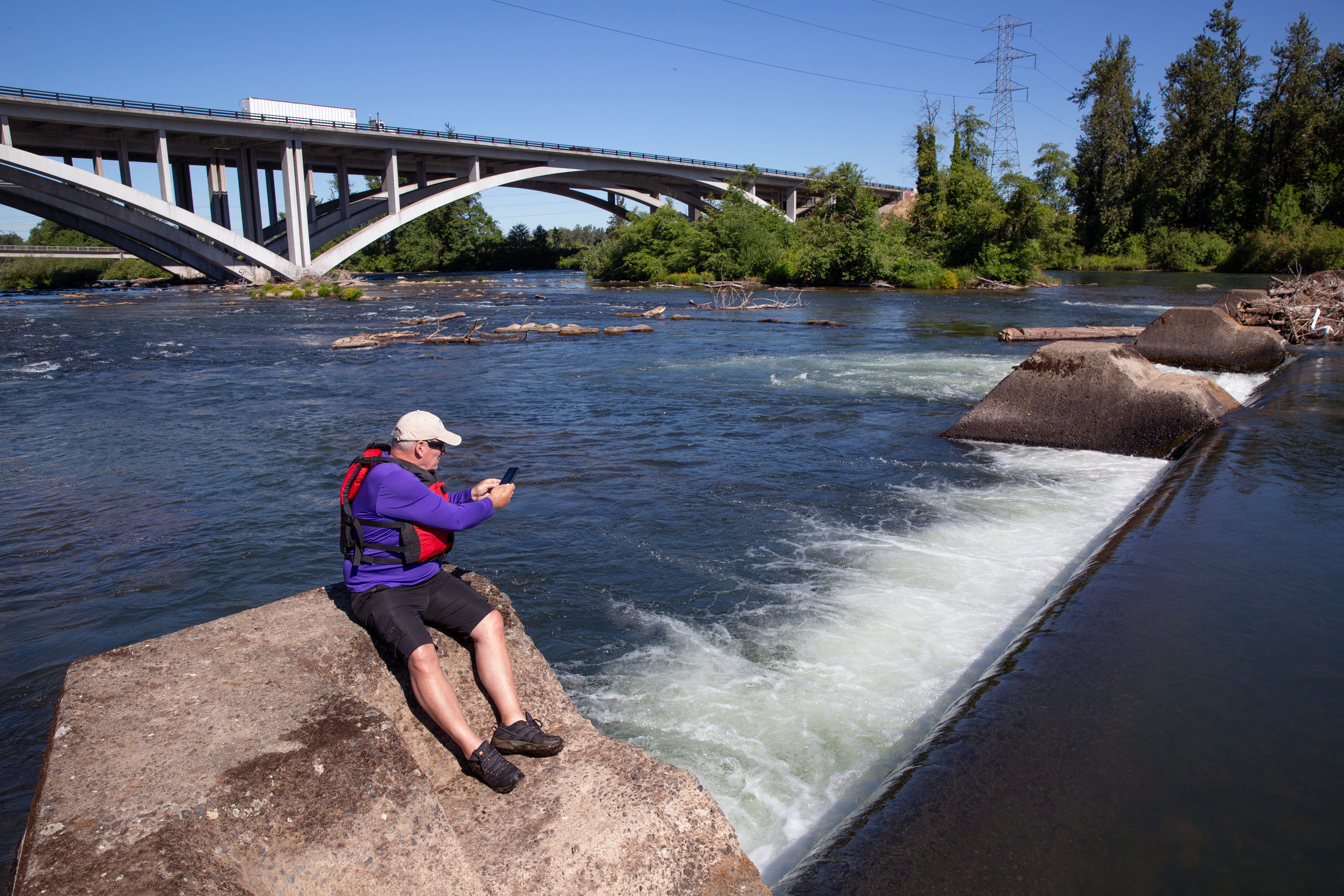 Đập tràn nước sâu trên sông Willamette.