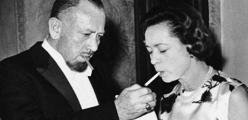 Steinbeck tại một trạm xăng ở Mỹ