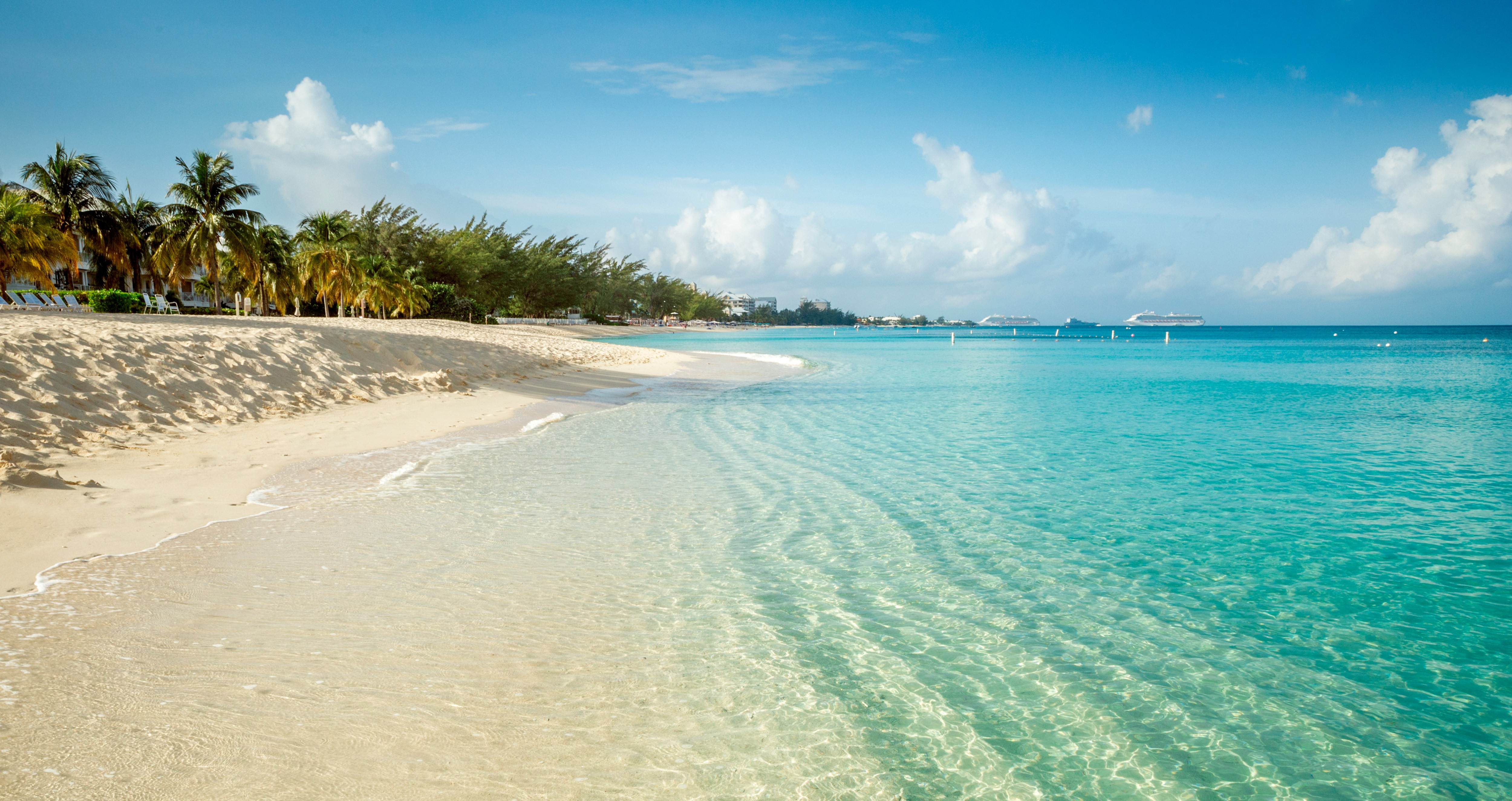 Bãi biển Seven Mile ở Quần đảo Cayman, một trong những địa điểm đẹp nhất ở Caribbean