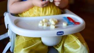 Chicco Pocket Booster Seat bao gồm một khay; tuy nhiên, chúng tôi gặp khó khăn trong việc lắp nó vào.
