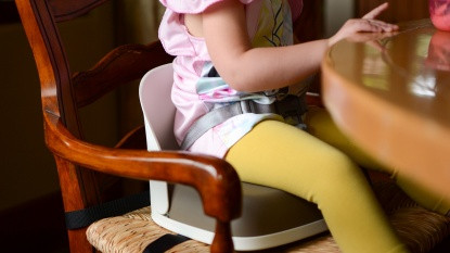 Các vật liệu OXO Tot Perch and Straps rất dễ lau và làm sạch, nhưng các kẽ hở thu gom vụn bánh mì.