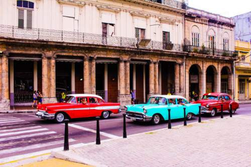 Xe cổ điển trên Paseo del Prado