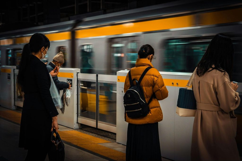 Nhóm người đang chờ tàu