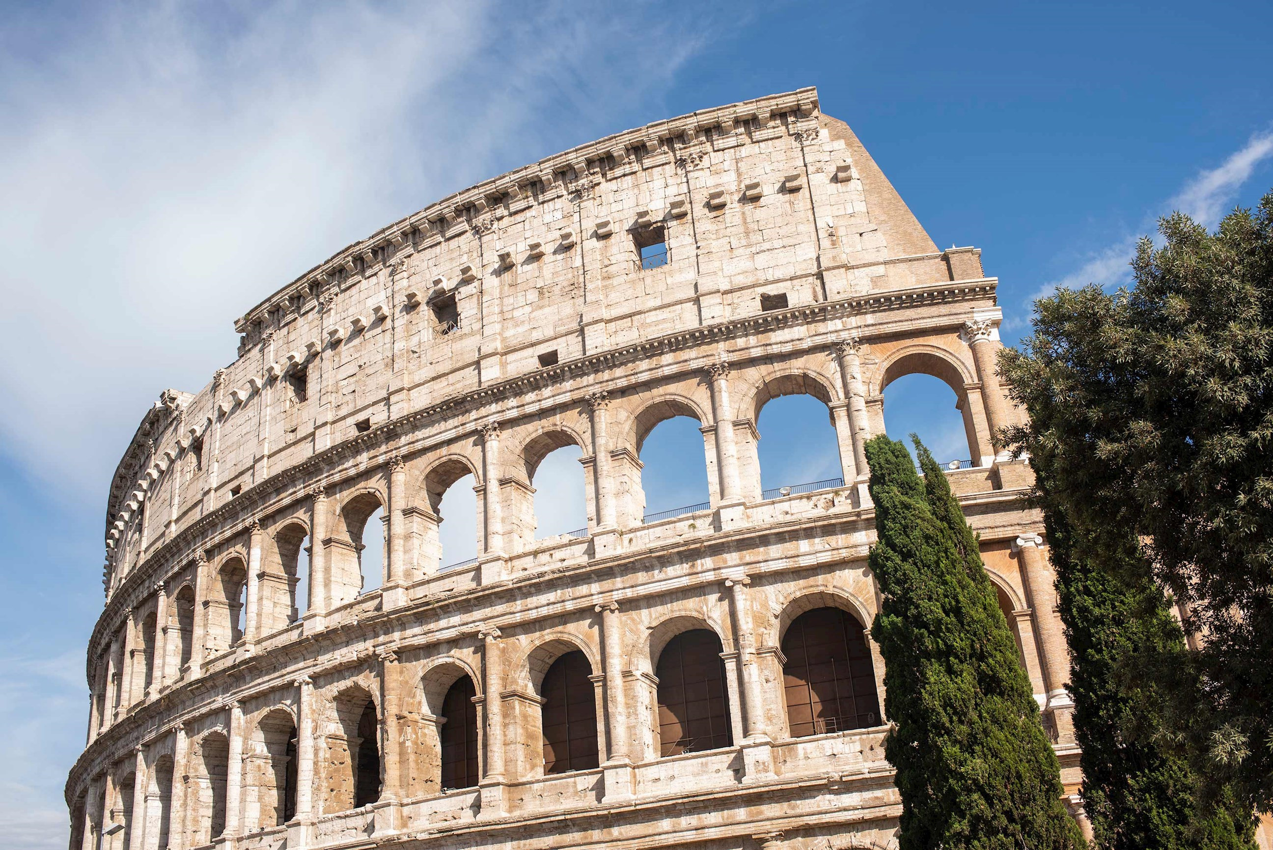 Du khách tham quan Đấu trường La Mã trong tour Best of Italy của Trafalgar