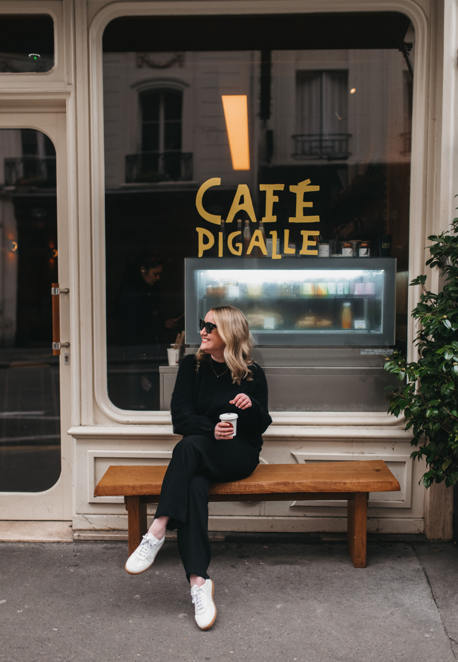 Quán cà phê Pigalle Paris Giày Sneaker Khaite Quần tây J.Crew Trang phục mùa thu