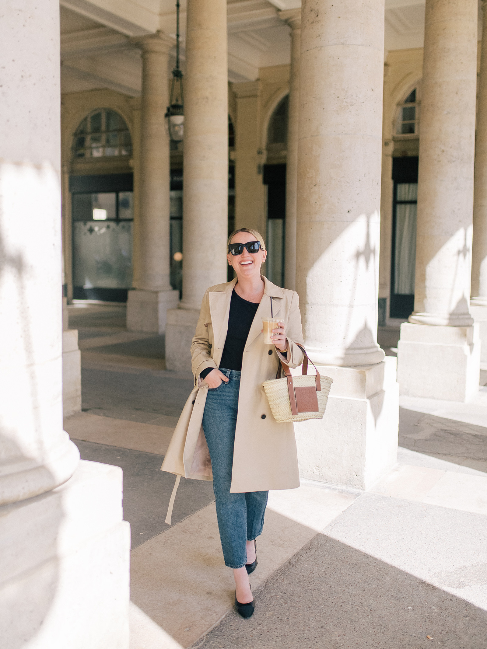 Áo khoác trench coat và quần jean