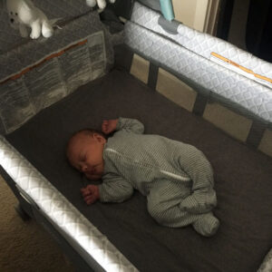Graco Travel Lite Crib nhỏ gọn và tiện lợi