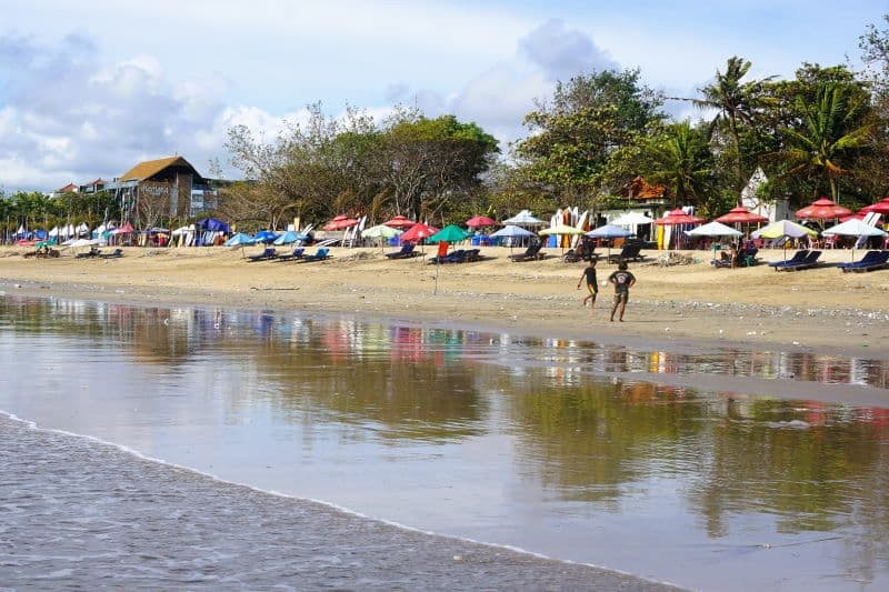 Bãi biển Kuta trong mùa khô ở Bali