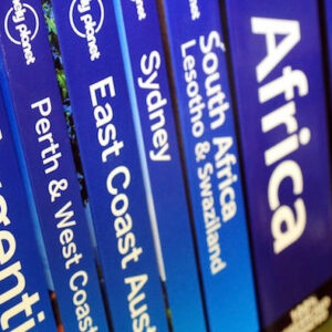 Những cuốn sách hướng dẫn Lonely Planet trên giá sách