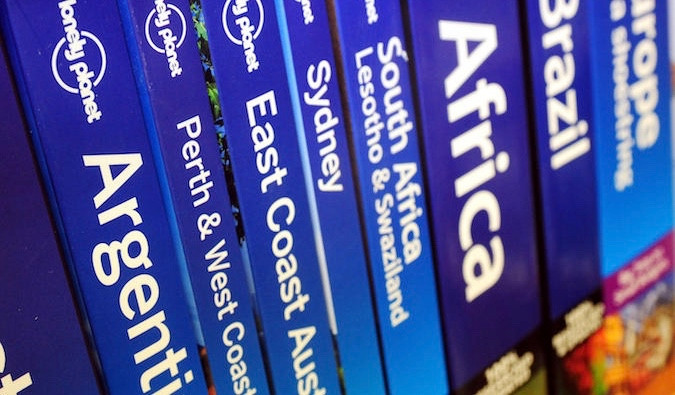 Những cuốn sách hướng dẫn Lonely Planet trên giá sách