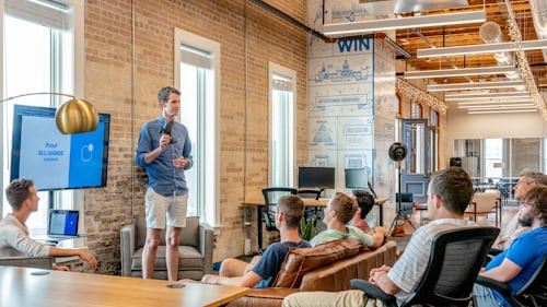 người đàn ông đang thuyết trình về chiến lược marketing du lịch