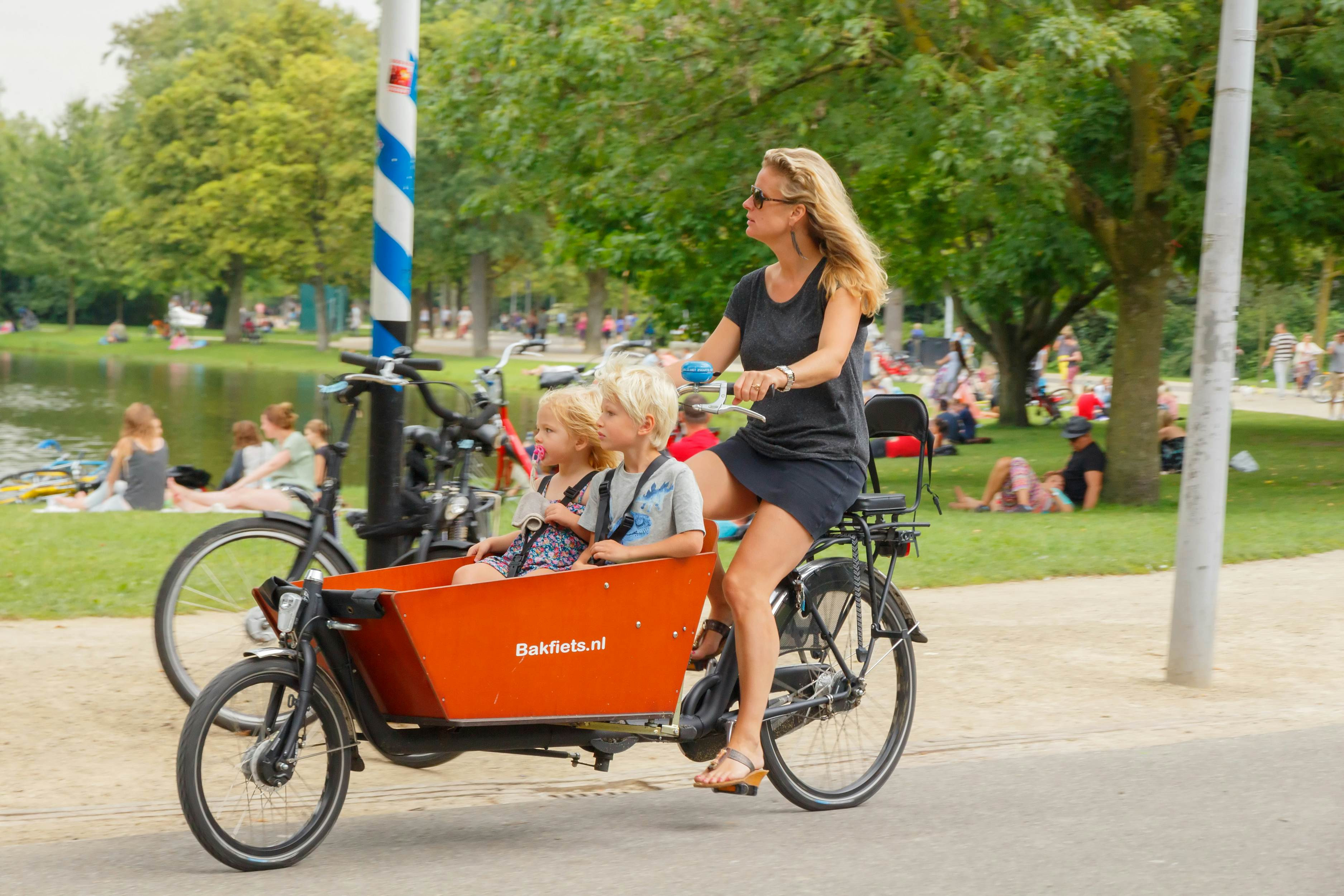 Xe đạp chở hàng - người phụ nữ với trẻ em - ở Amsterdam.