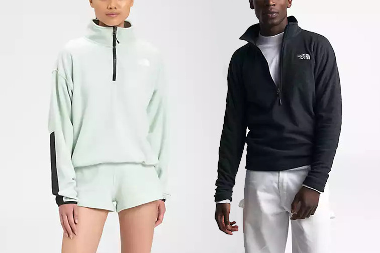 Một người đàn ông và một người phụ nữ mặc áo hoodie North Face fleece