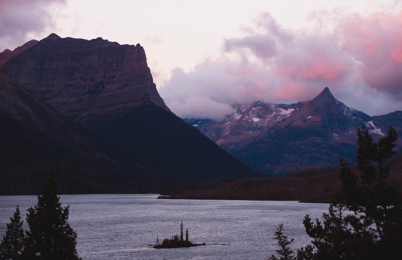 Khung cảnh tuyệt đẹp tại Công viên Quốc gia Glacier, Montana, với hồ nước trong xanh và những ngọn núi phủ tuyết.