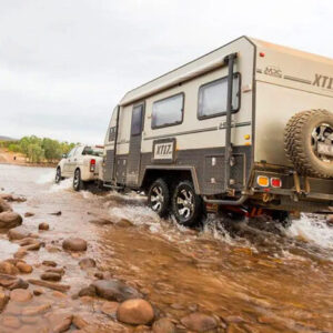 Rugged Travel Trailer với khung gầm chắc chắn và lốp xe địa hình
