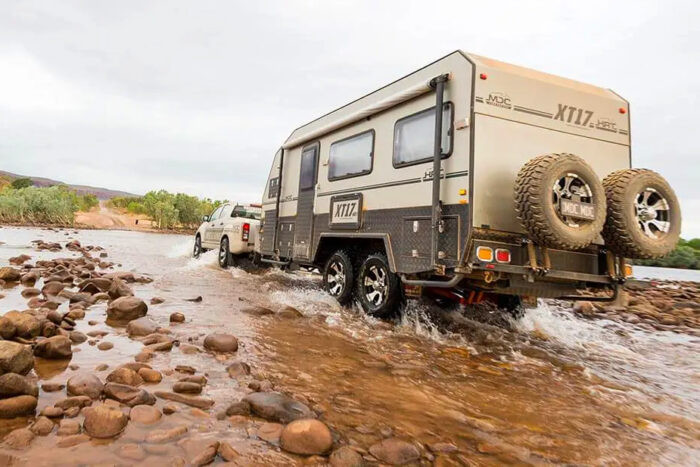 Rugged Travel Trailer với khung gầm chắc chắn và lốp xe địa hình