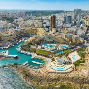 Bãi biển cát trắng và làn nước trong xanh ở Malta