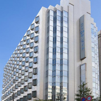 Khách sạn Hotel Sunlite Shinjuku nằm trong một khu vực yên tĩnh, tránh xa sự ồn ào của thành phố.