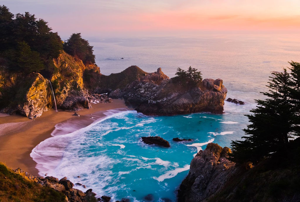 Hoàng hôn tại thác McWay ở Big Sur dọc theo đường cao tốc ven biển Thái Bình Dương