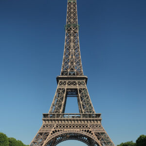 Tháp Eiffel, biểu tượng của Paris, Pháp, nhìn từ xa với bầu trời xanh và những đám mây trắng bồng bềnh