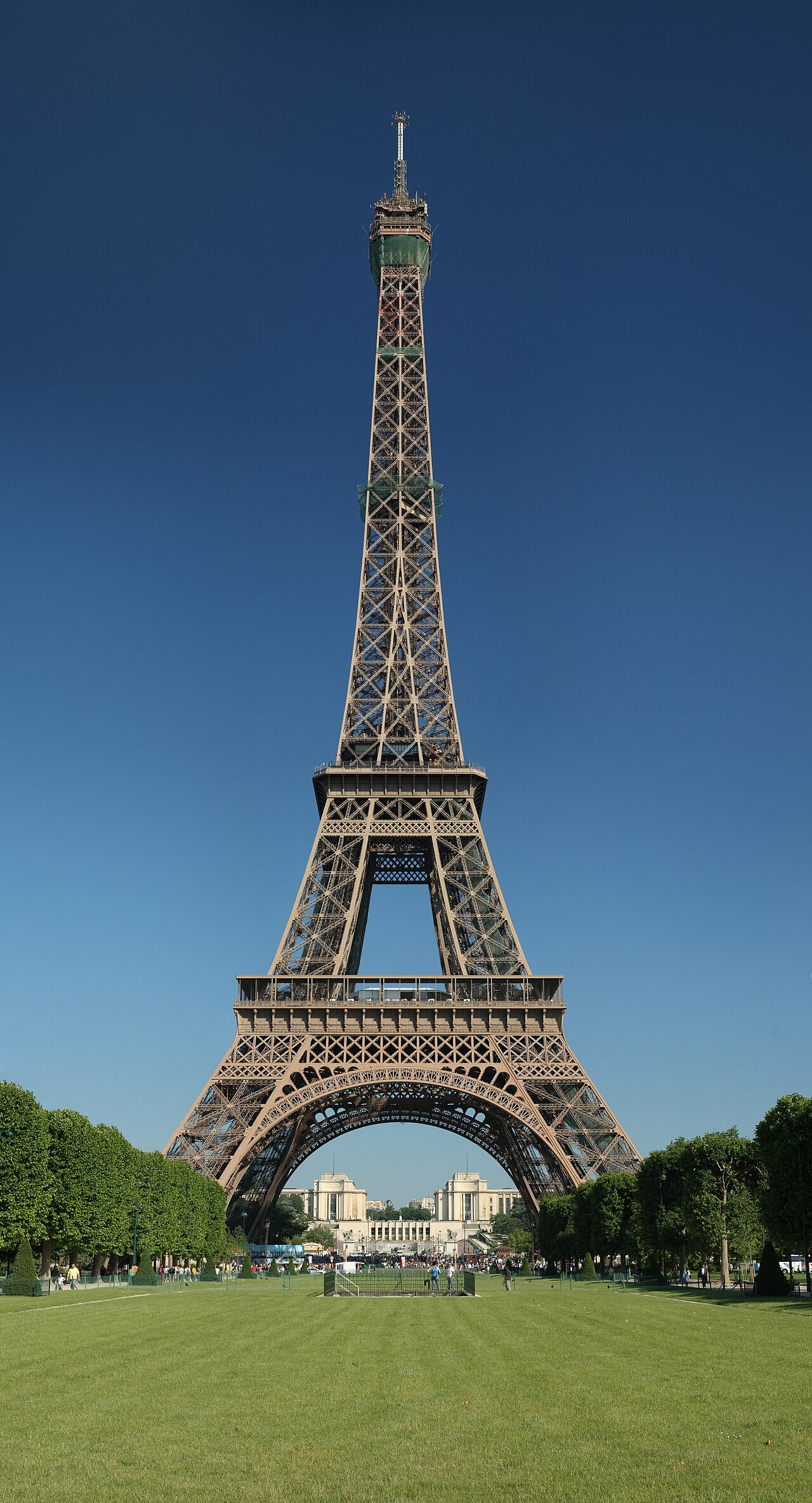 Tháp Eiffel, biểu tượng của Paris, Pháp, nhìn từ xa với bầu trời xanh và những đám mây trắng bồng bềnh
