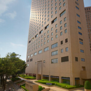Khách sạn Hyatt Regency Tokyo nhìn từ bên ngoài với kiến trúc hiện đại và sang trọng.