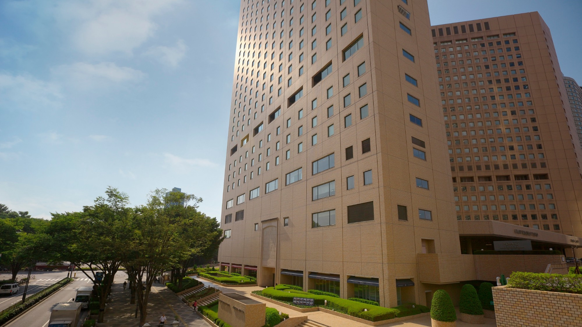 Khách sạn Hyatt Regency Tokyo nhìn từ bên ngoài với kiến trúc hiện đại và sang trọng.