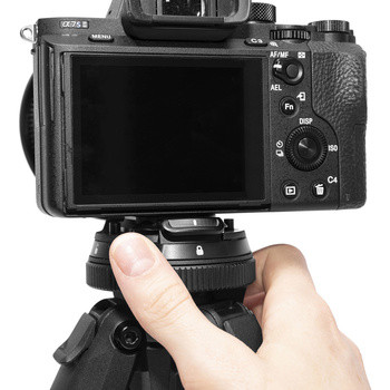 Cơ chế khóa trên Peak Design Travel Tripod giúp giảm đáng kể khả năng rơi máy ảnh so với các mẫu khác.