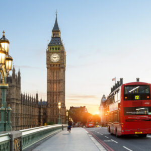 Xe buýt trên cầu Westminster với Big Ben ở phía sau ở Luân Đôn