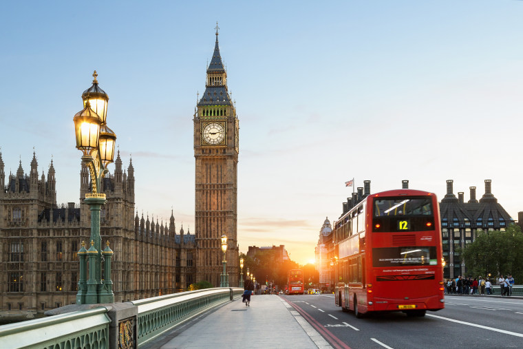 Xe buýt trên cầu Westminster với Big Ben ở phía sau ở Luân Đôn