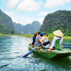 Chèo thuyền trên sông ở Việt Nam