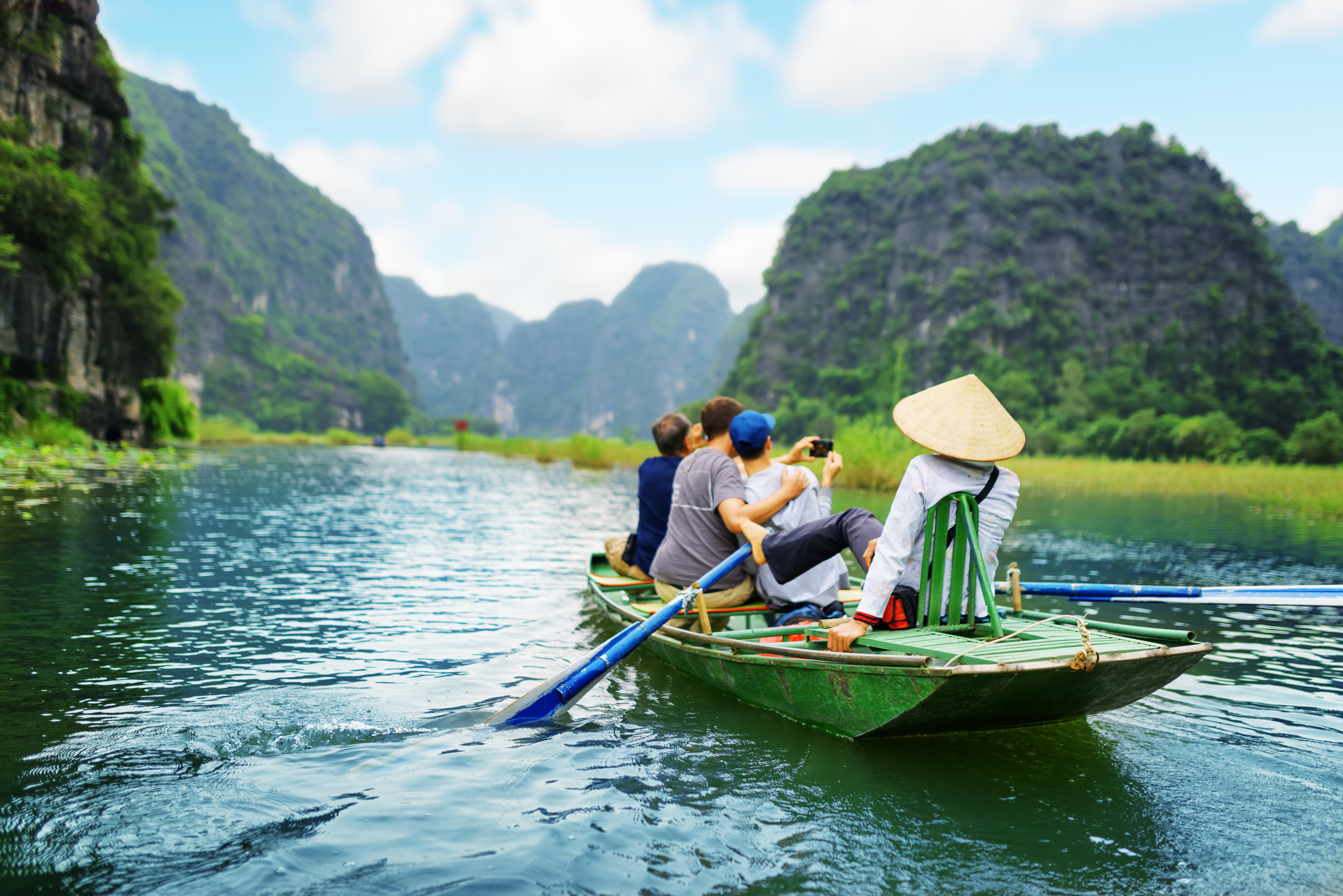 Chèo thuyền trên sông ở Việt Nam