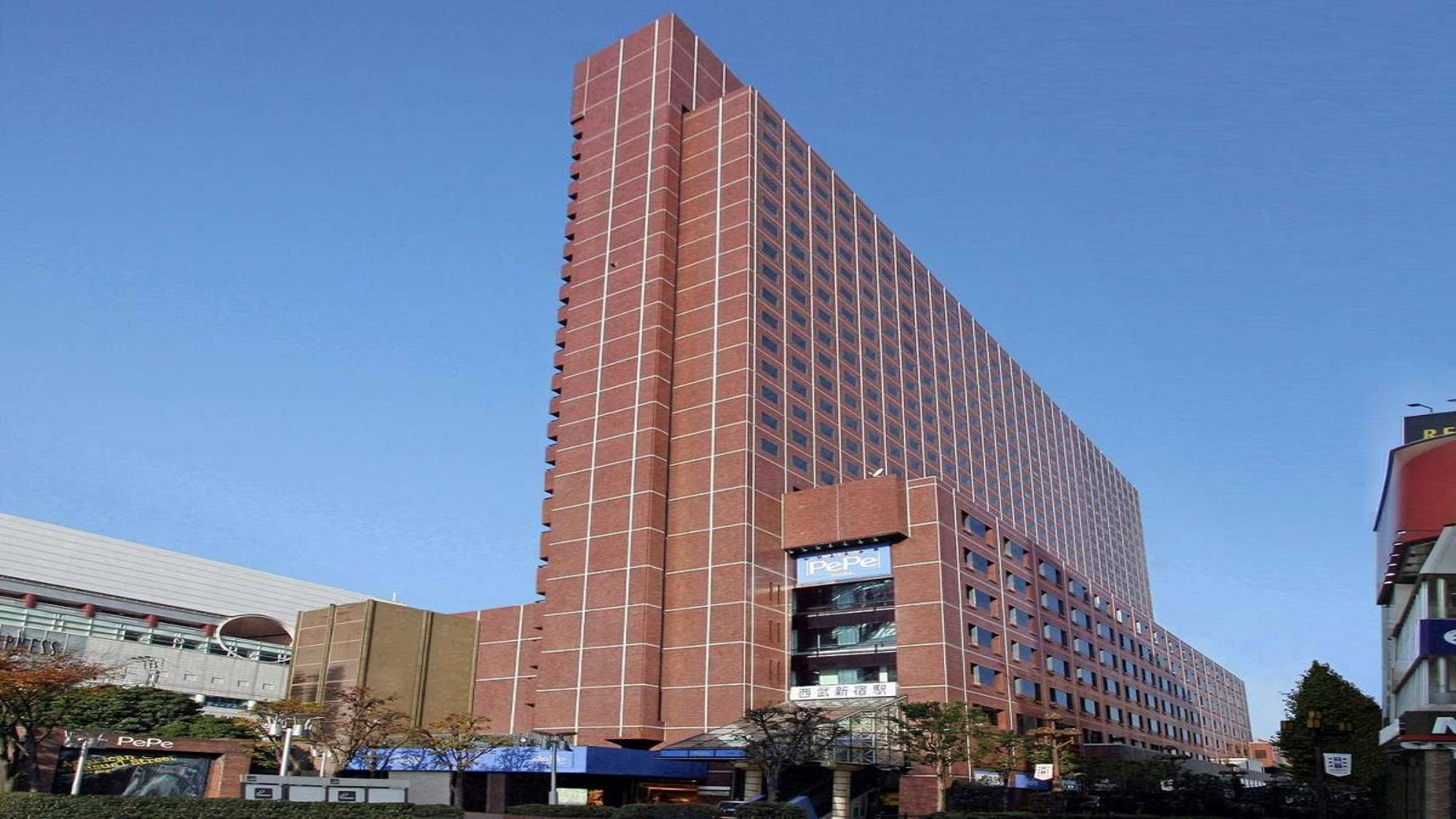 Khách sạn Shinjuku Prince Hotel với thiết kế hiện đại và vị trí thuận lợi gần các điểm tham quan.