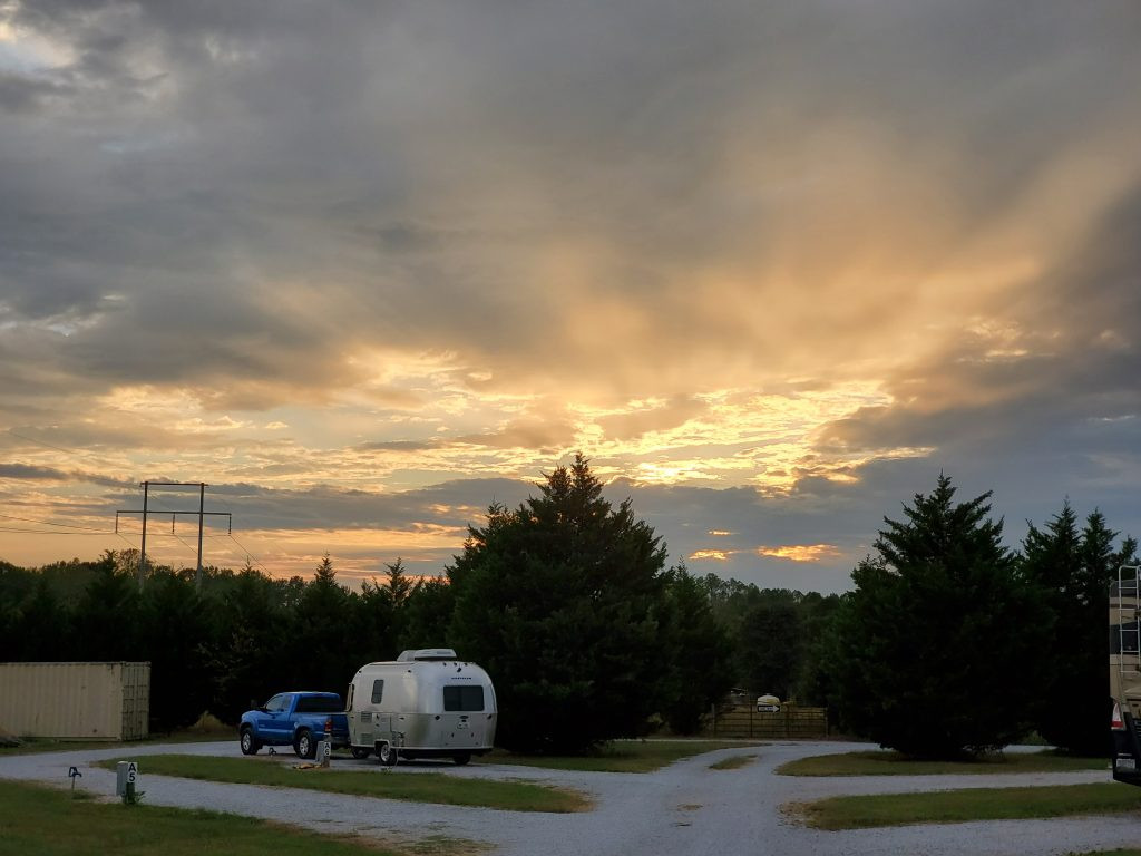 Khu vực cắm trại tại Northgate RV Travel Park với các RV đậu trên bãi cỏ