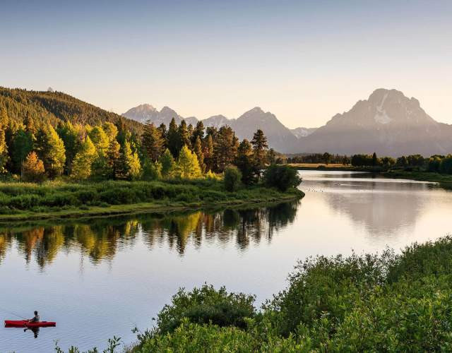 Một cặp đôi đang chụp ảnh tại một điểm tham quan nổi tiếng ở Wyoming