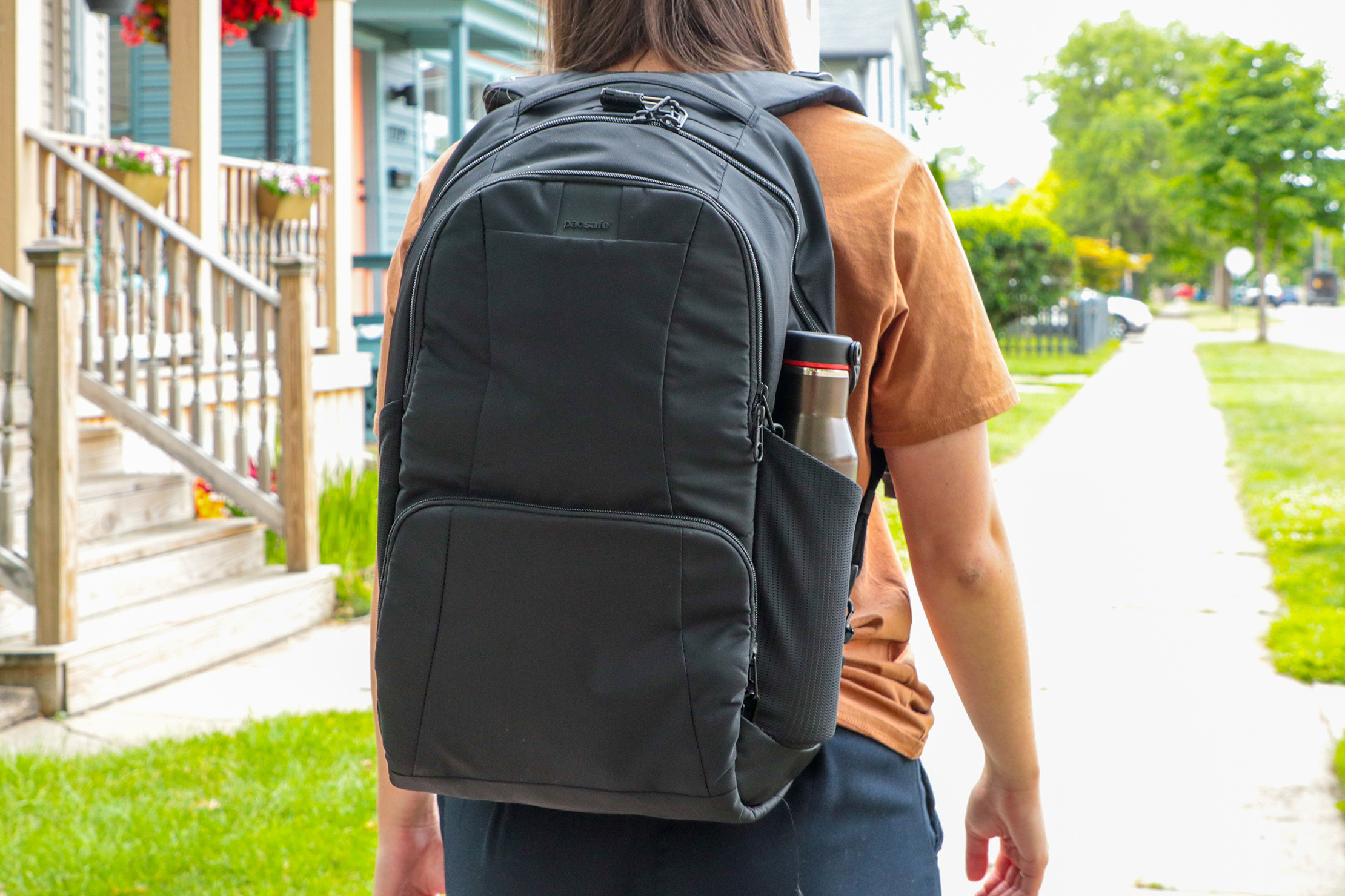 Sử Dụng Ba Lô Chống Trộm Pacsafe Metrosafe LS450 Ở Detroit