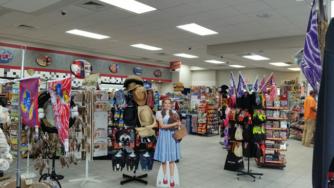 Cửa hàng 24-7 Maple Hill với cờ Đại học Kansas và hình nộm Dorothy