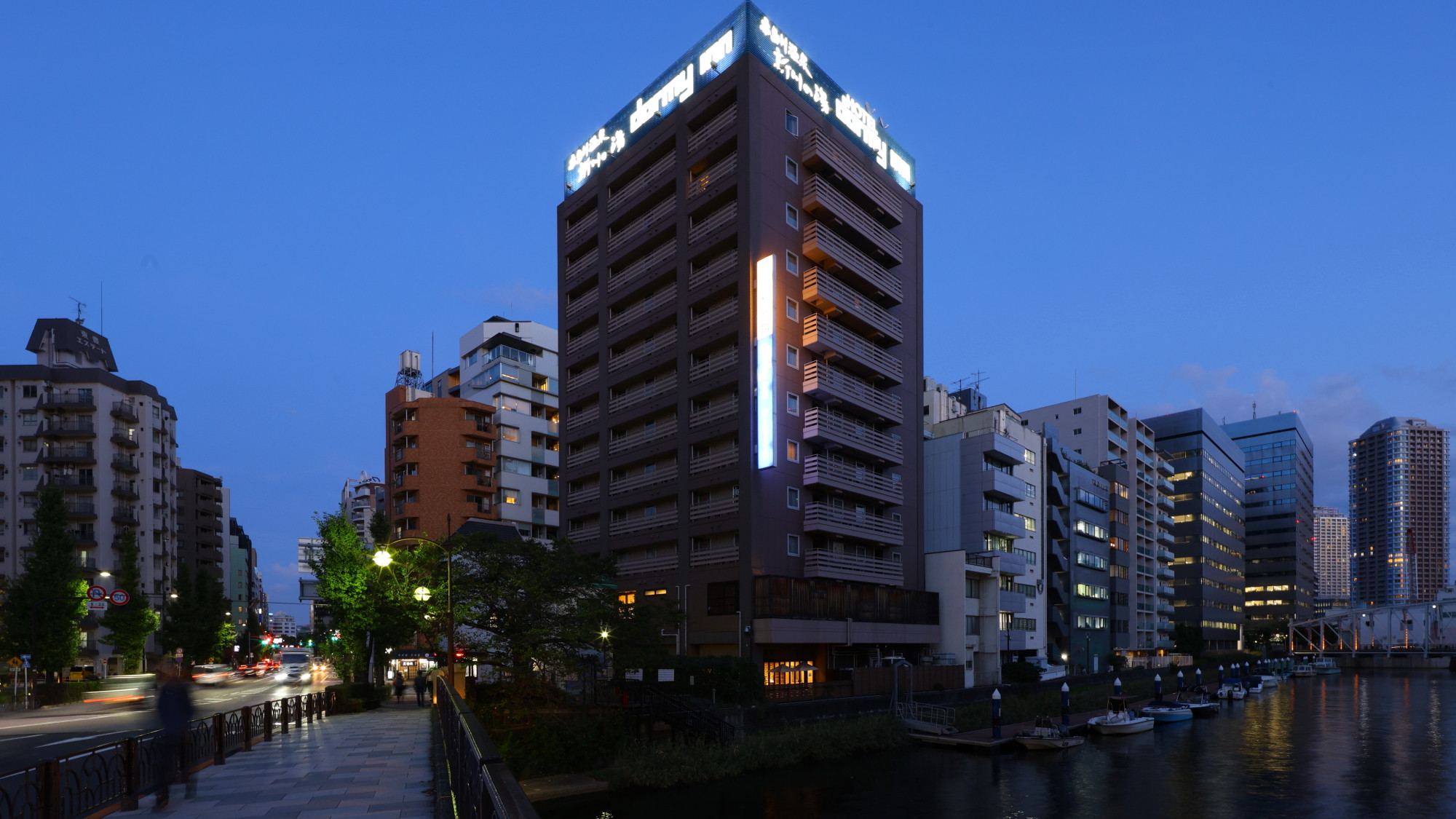 Khách sạn Dormy Inn Tokyo Hatchobori với bồn tắm lớn sử dụng nước suối nóng tự nhiên.