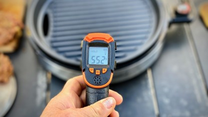 Đo nhiệt độ bằng nhiệt kế hồng ngoại giúp đánh giá khả năng thực sự của vỉ nướng