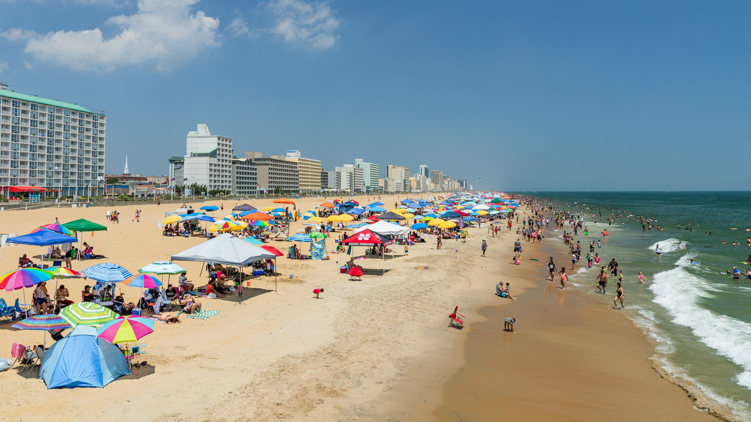 Bãi biển Virginia Beach với cát trắng và biển xanh