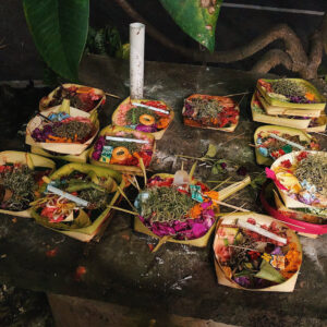 Lễ hội Hindu ở Bali với những người dân địa phương trang phục truyền thống, tạo nên một bức tranh văn hóa đặc sắc