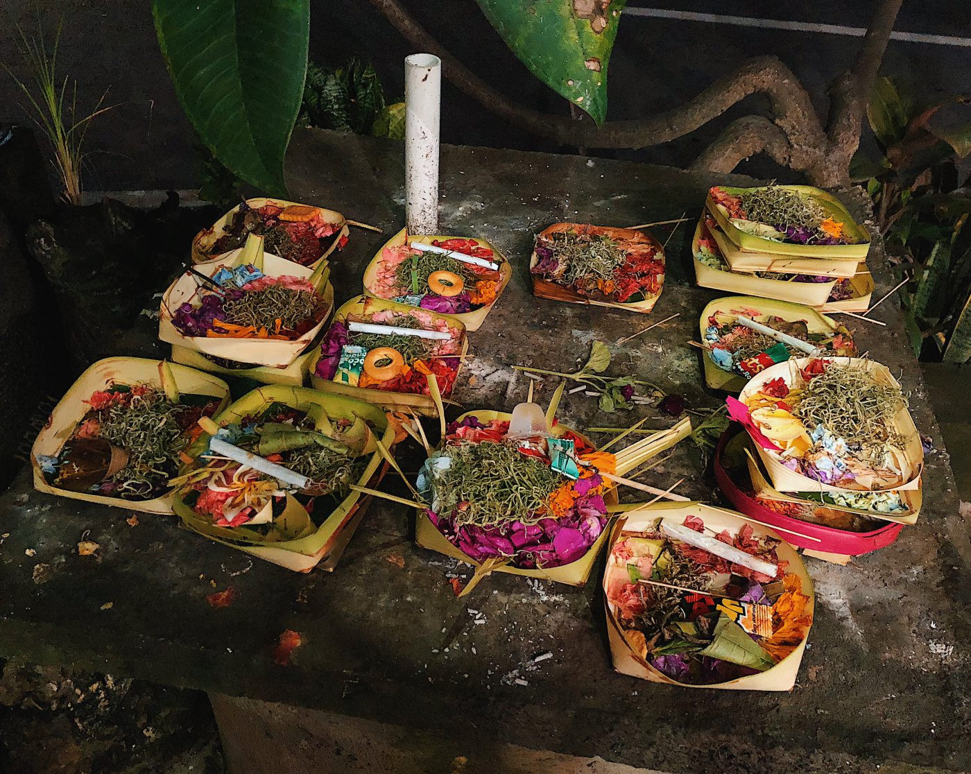 Lễ hội Hindu ở Bali với những người dân địa phương trang phục truyền thống, tạo nên một bức tranh văn hóa đặc sắc