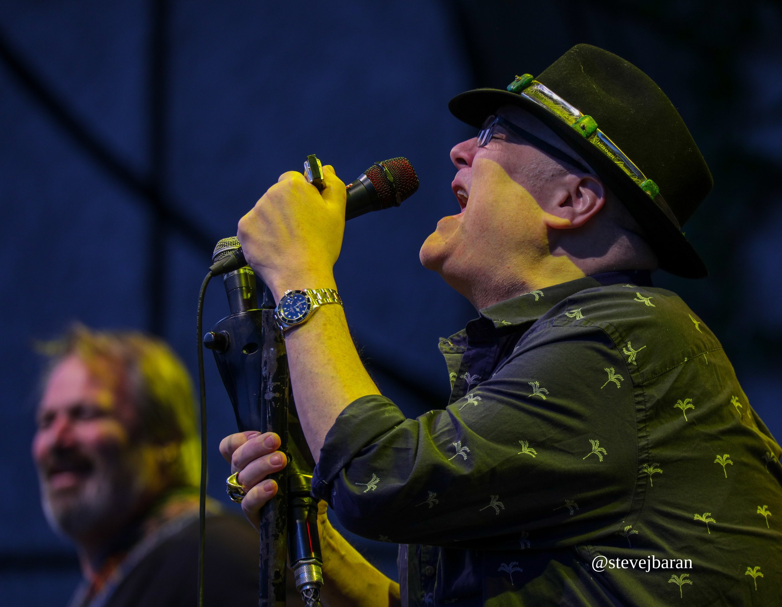John Popper biểu diễn harmonica điêu luyện trên sân khấu.