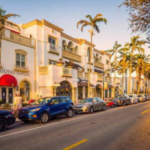 Phố 5th Avenue ở Naples, Florida với hàng cây xanh mát và những cửa hàng sang trọng