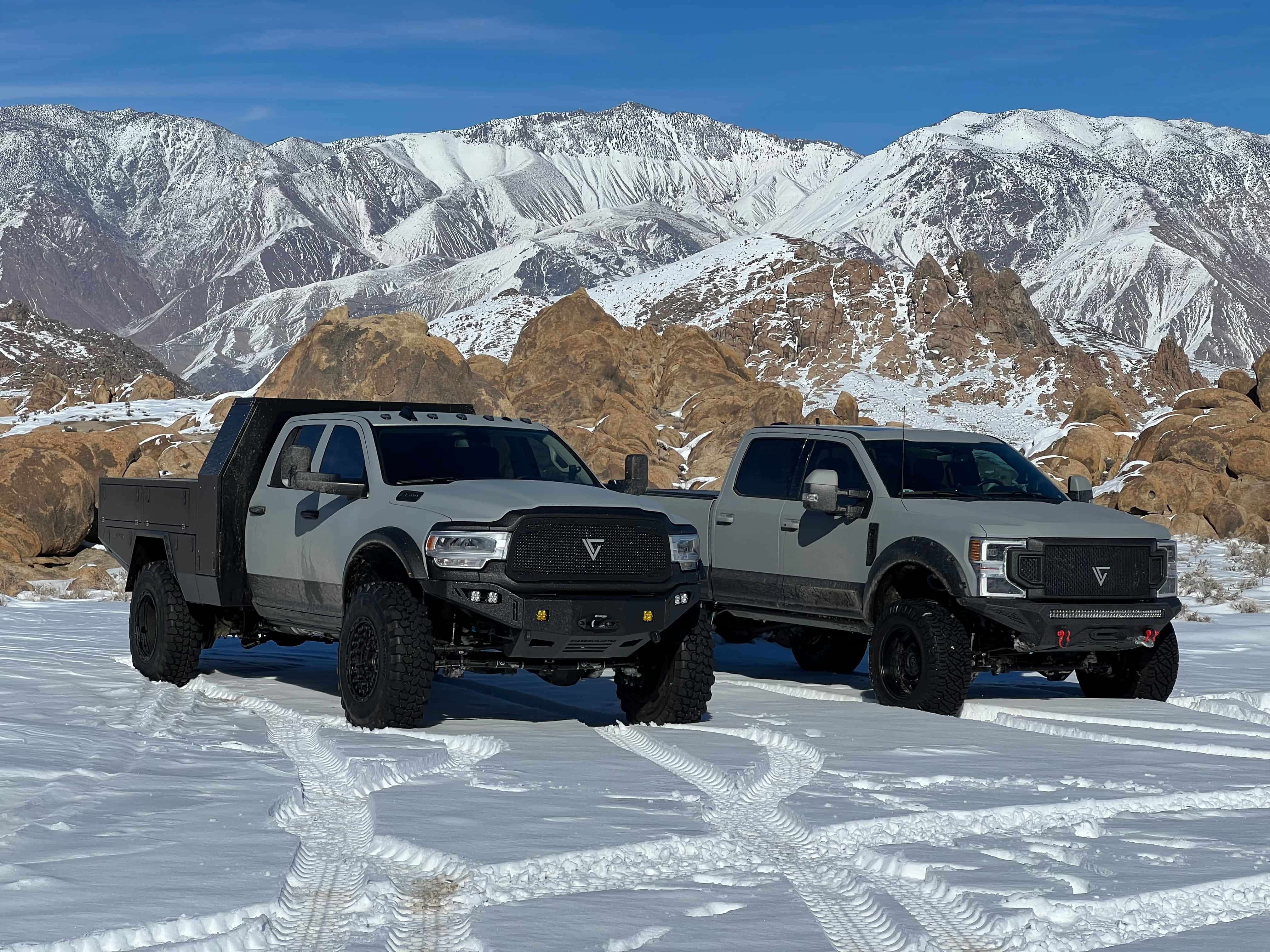 Ford F-250 đang kéo một chiếc nhà di động du lịch trên đường cao tốc