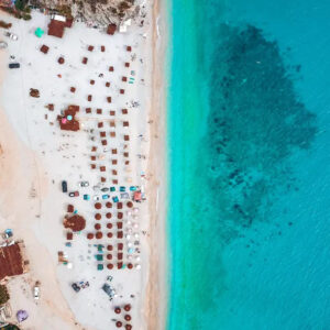 Bãi biển xanh ngắt ở Albania