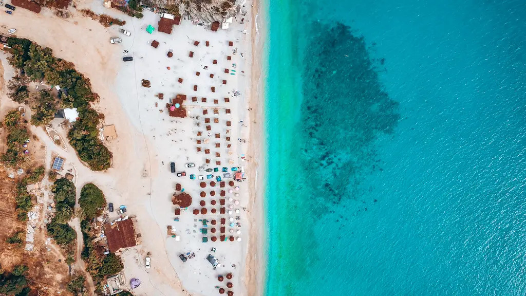Bãi biển xanh ngắt ở Albania
