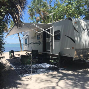 Hình ảnh travel trailer for rent tại khu cắm trại với không gian thiên nhiên xanh mát