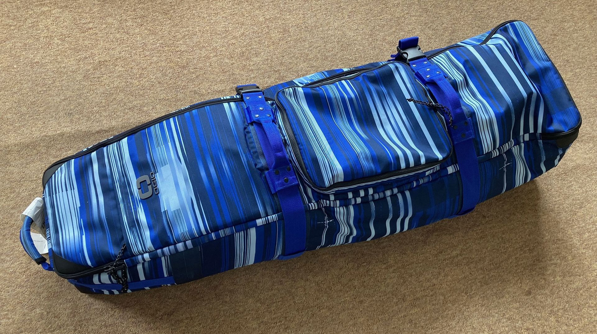 Ogio alpha travel cover với màu sắc bắt mắt